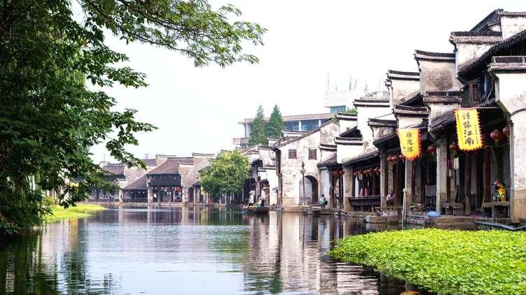 |南浔古镇因水面面积大，水深适合居住，形成了众多村落和古镇组成的江南古典小镇