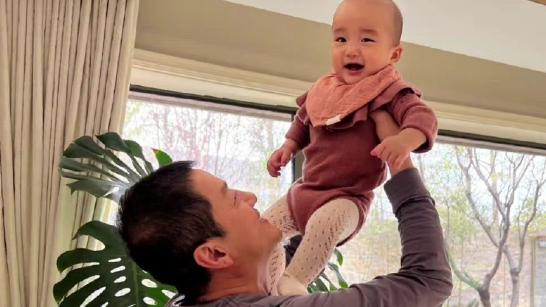 李亚鹏|李亚鹏康复后晒照！高举9个月女儿笑容灿超有爱，超大豪宅惹人羡