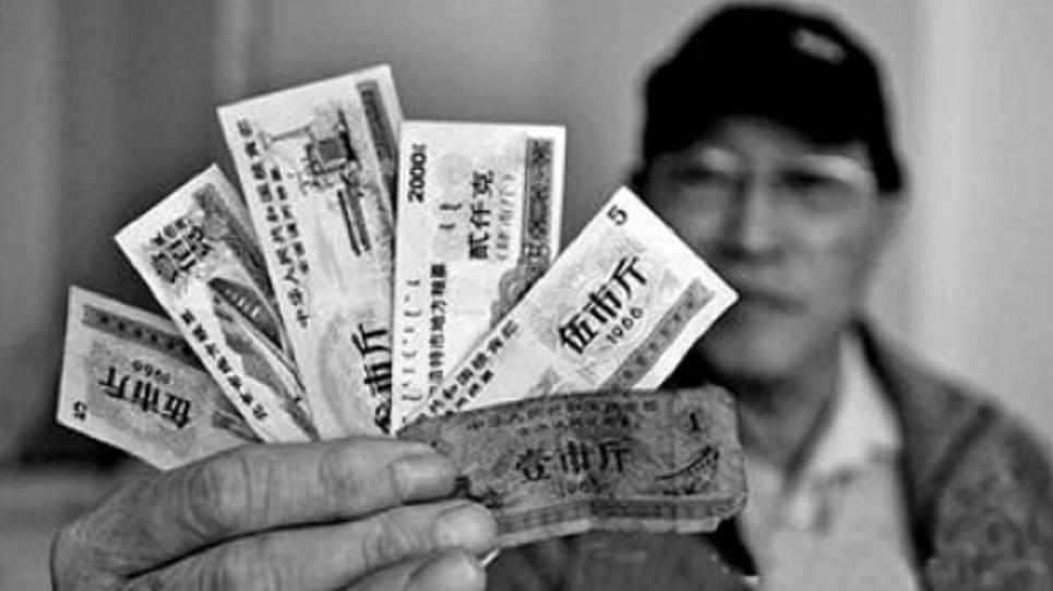 70年代重大贪污案：女会计贪污4万包养7个情夫，最终却被情夫举报