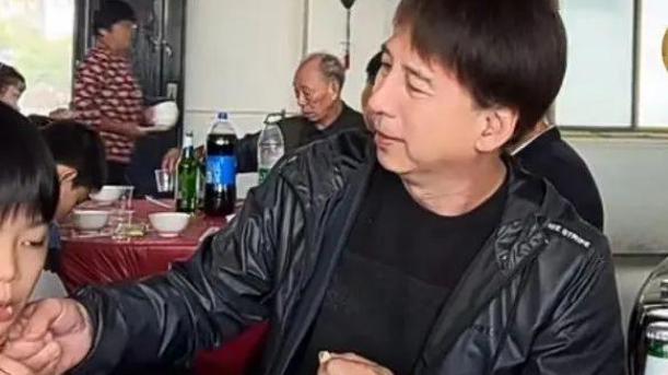 周立波|6位过气艺人现状：阿宝住破屋独自喝闷酒，周立波头发快掉光