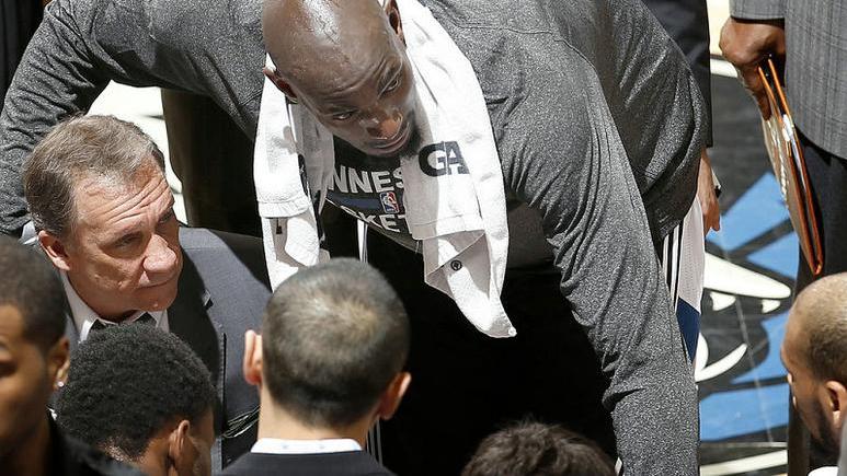 加内特|浅谈NBA，加内特当年在车位前坐了一晚上，当时发生了什么？