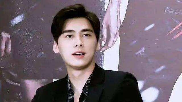 邓伦|邓伦李易峰成为素人，资产非常人可比，月入不过万的人没资格担忧