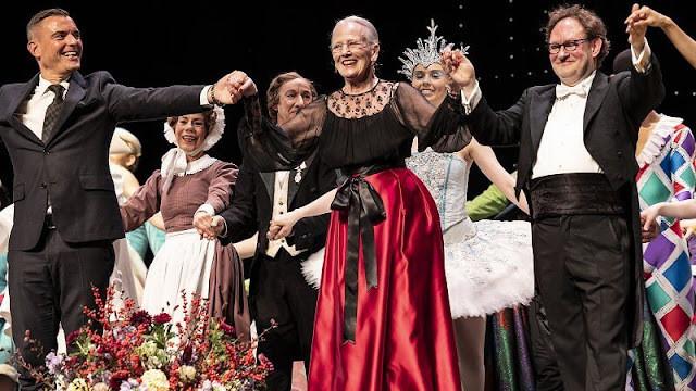 玛格丽特二世|82岁丹麦女王上演罕见一幕，向观众行屈膝礼；11岁孙女颜值逆袭