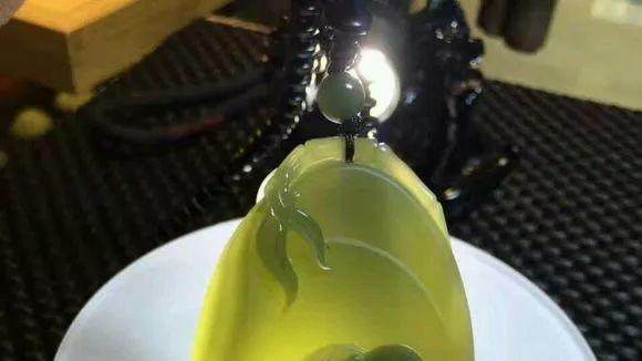 |长得和牛屎一样的原石，颜色比碧玉还多，一公斤却能卖80万！