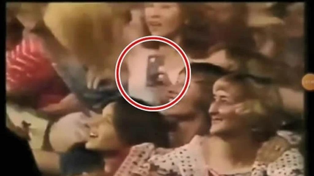 猫王|疑似穿越时空？女粉丝45年前拿智能手机看猫王演唱会