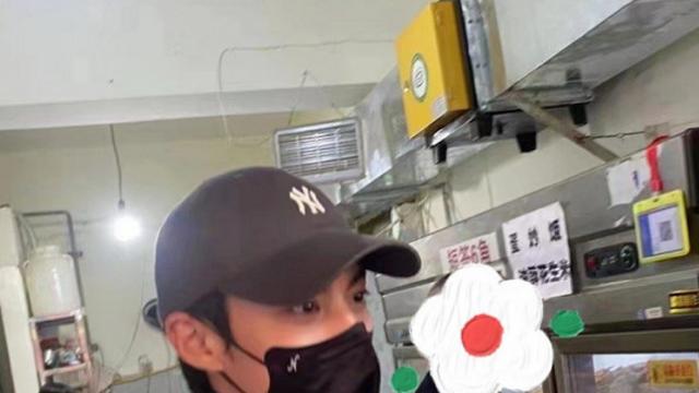 陈好|全乐山都在偶遇王鹤棣，吃老家炸串没架子，路人镜头下颜值优越