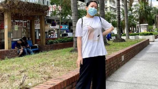 李丽珍|56岁李丽珍素颜出游太接地气，不修边幅成胖阿姨，变大饼脸好臃肿