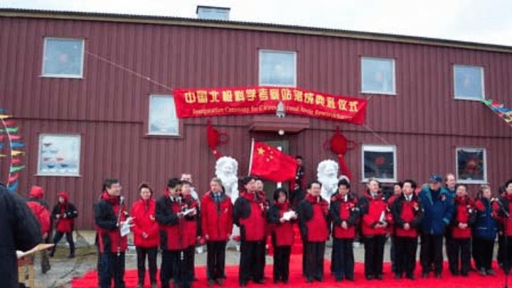 |世界上有一座“北极熊岛”，在岛上的熊比人还多，没武器不敢出城