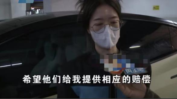 一女子把车停在地下车库，开车时发现车头有撞击痕迹。监控画面把女子吓了一跳