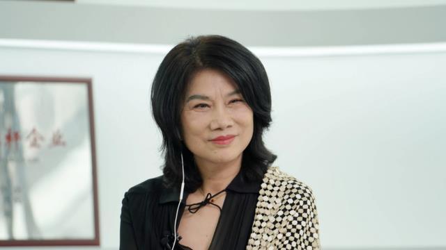 工人|董明珠参加婚宴被“搭肩”，对方身份已曝光，网友：不说也猜到了