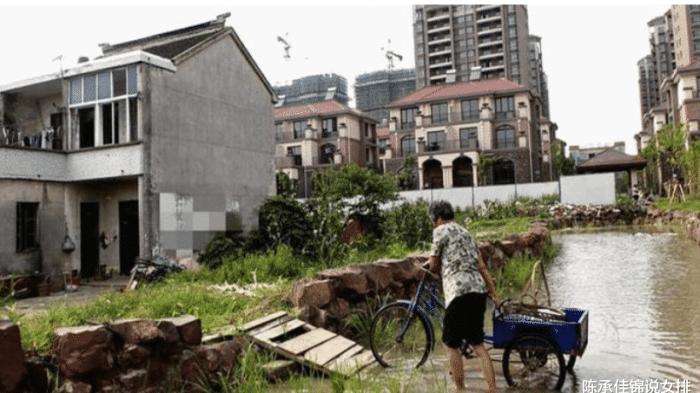 别墅|几十栋别墅包围一家钉子户，门前的路修成河，开发商：这不是你家！