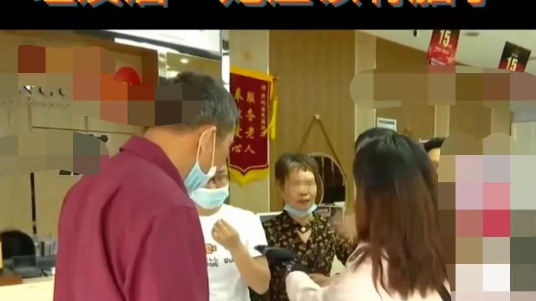 残疾女子去理发，却被忽悠减肥贷款十几万，理发店：她应该有脑子