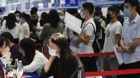 00后|“让我加班，门都没有”，00后拒绝加班后被开除，反手将公司举报