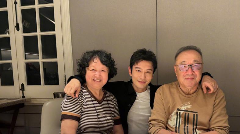 黄晓明|黄晓明晒合照为爸爸庆生，站在父母中间笑得很开心，网友评父子俩好像！