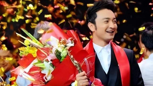 春晚|连续8年主持春晚，妻子漂亮有才华，结婚9年无子依旧恩爱如初