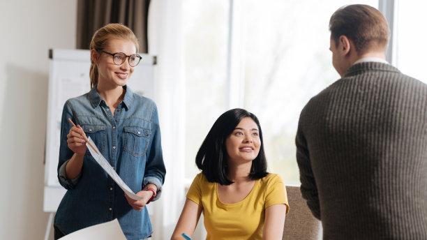 |职场沟通技巧：面对陌生人，可以礼貌表现，做到不卑不亢。