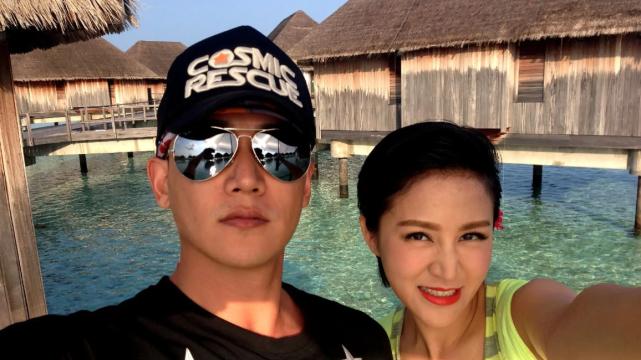 |陆毅夫妇甜蜜约会，鲍蕾嘟嘴卖萌超少女，结婚16年被老公宠成公主