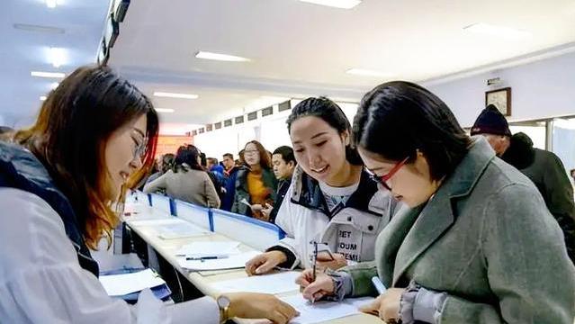 大学生|为了防止员工“摸鱼”，公司下班检查手机使用时长，真是离了大谱