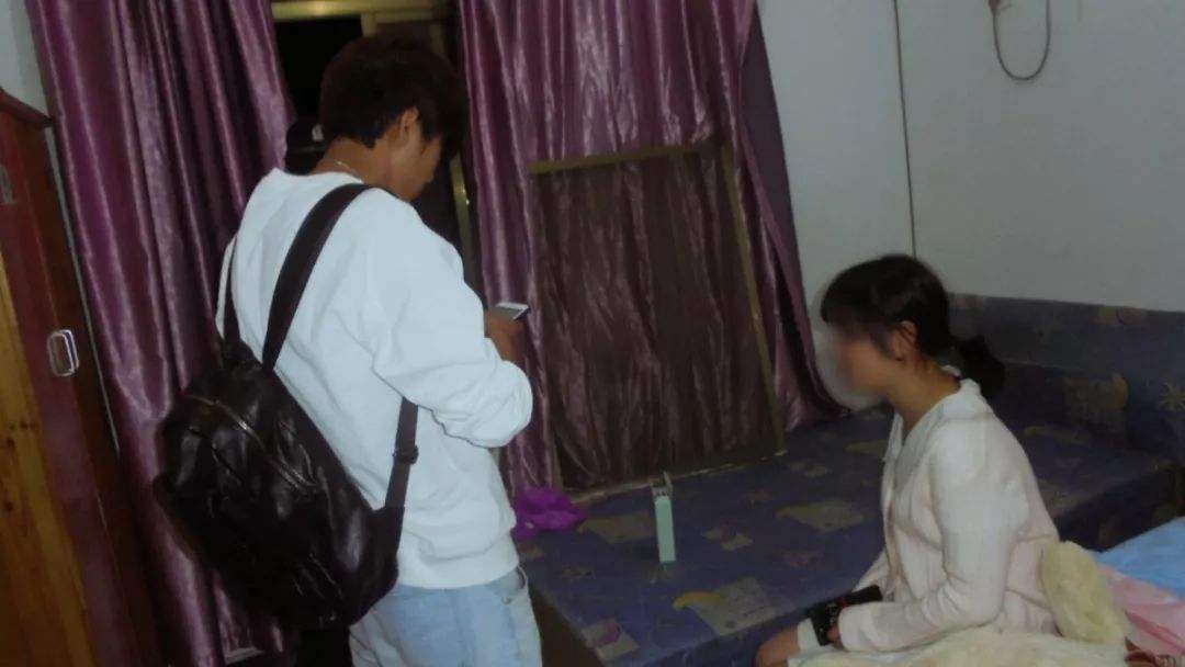 湖南常德，女网友约网聊男子来家中与其见面，刚洗完澡出来