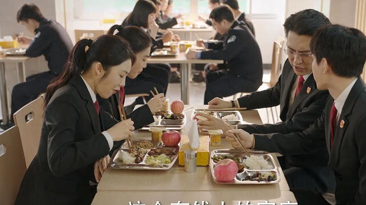 周亦安|底线：假期安排，钟媛媛与周亦安背道而驰，拉开富人与穷人的差距