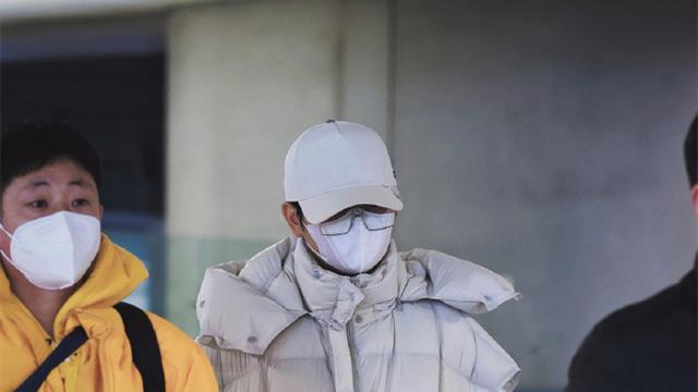 孟鹤堂|德云社孟鹤堂外出工作，现身上海机场，孟哥身体已经康复了