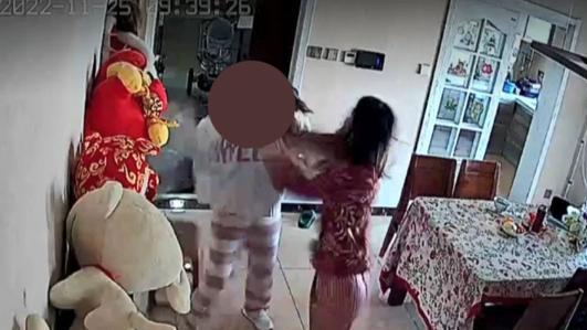 噪音！小夫妻“入室打人威胁”被抓，受害者：1岁小孩能有多吵？