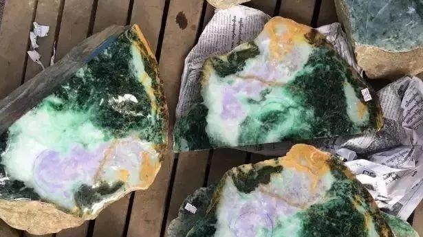 翡翠|翡翠原石，一刀下去，切出“国宝”来了！