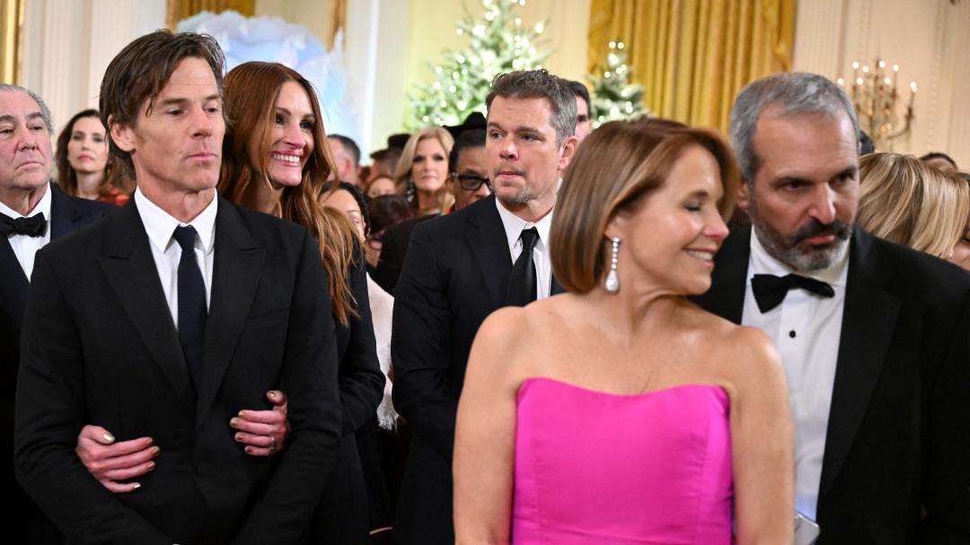 罗伯茨|55岁茱莉娅罗伯茨甜抱老公放闪，礼服却泄露多年「婚外情」