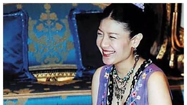 西拉米|谁是真爱一目了然！西拉米挺孕肚还要下跪，42岁苏提达被宠上天