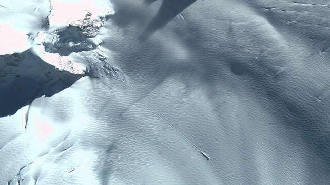 南极岛屿发现10km划痕，雪崩成因被质疑，细节表明或是坠毁UFO飞船
