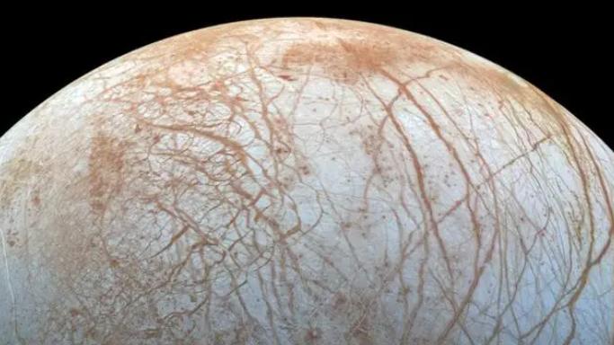 我们人类的探测器对木卫二的近距离拍摄。看它的表面，其下可能存在生命