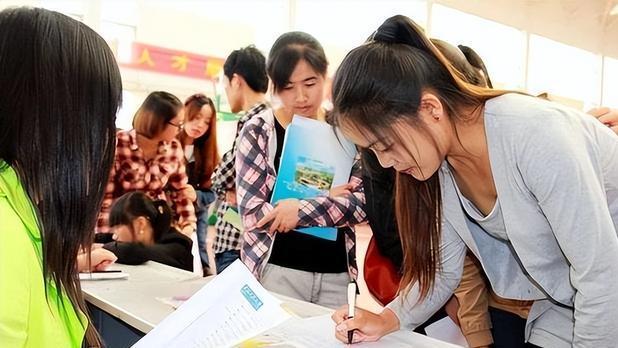 hr|应届生找工作需注意，两大行业或面临改行，要做好长远的计划！