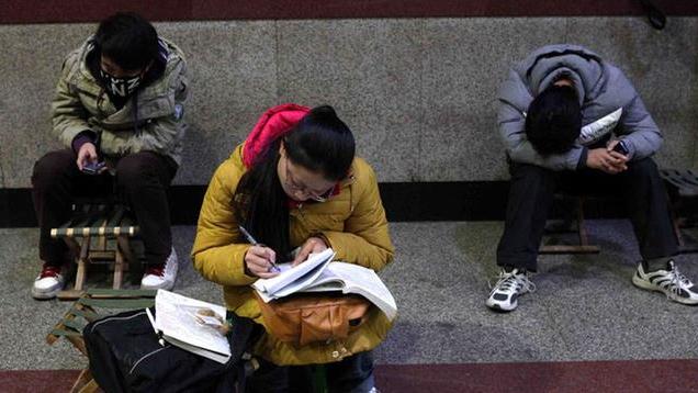 鼠标|大学生毕业后“啃老”，父母无奈：早知道如此，就不供他上大学了