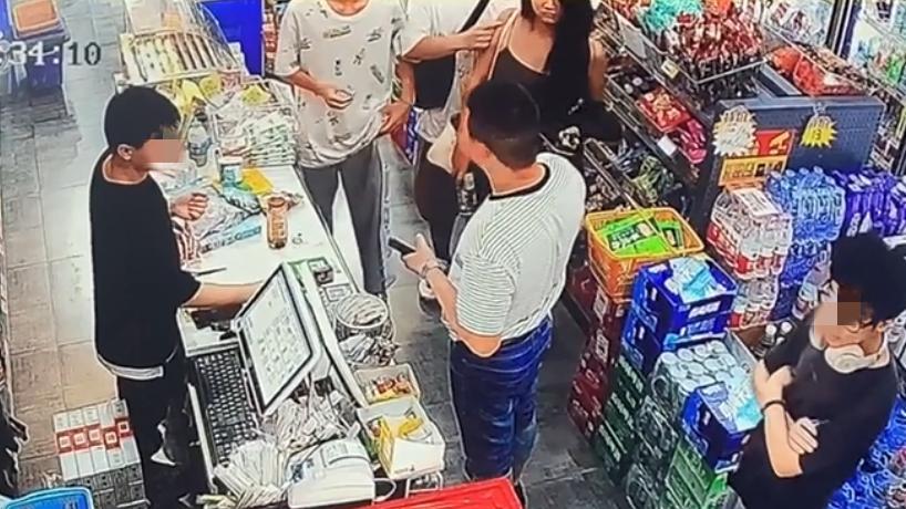 看女的好欺负？安徽一女孩买水付款时，被陌生男子故意推一把