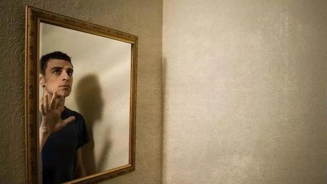 杨振宁凭啥获诺贝尔奖，只因发现“镜子中的你和现实不同”