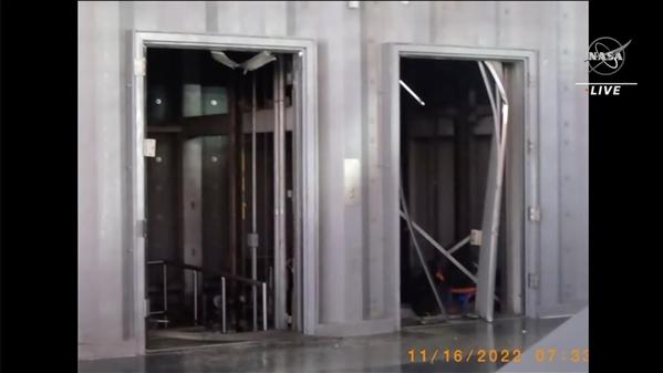 美国登月重型火箭SLS升空后：发射台的电梯门都被震没了