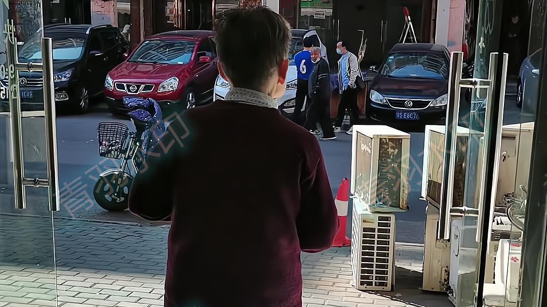 发型 无语！说好十五元理发，剪完头发老人只给十元零五角，态度还很嚣张