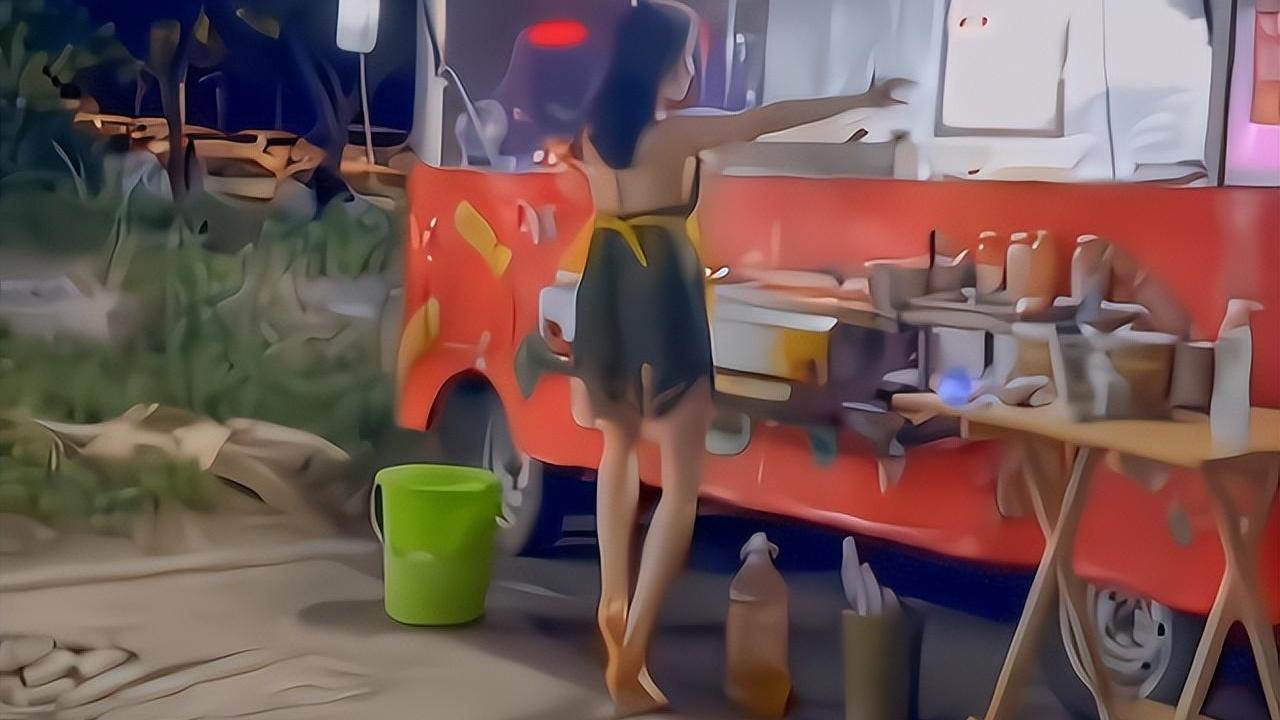 ?女子夜市摆摊，为揽客穿露背短裙热舞烤串？
