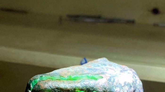 翡翠|小哥执意用6600拿下的翡翠原石，开出7颗价值连城的冰阳绿戒面！