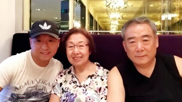 周晓鸥|周晓鸥：和吴京是发小，婚姻失败独自抚养儿子，53岁成全能艺人