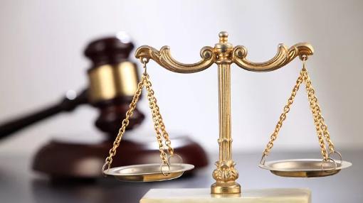 男子与朋友在自家吃饭喝酒，要求妻子切洋葱被拒，持尖刀将其捅死