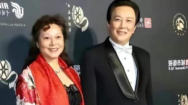 唐国强 唐国强混血老婆真是国泰民安脸，穿红外套不仅不俗气，还特别富贵