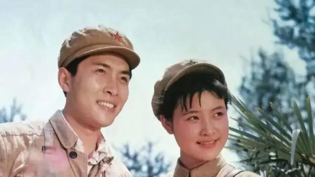 唐国强|刘晓庆和唐国强时隔43年再重聚，穿皮衣配小黑裤，状态保持得真好