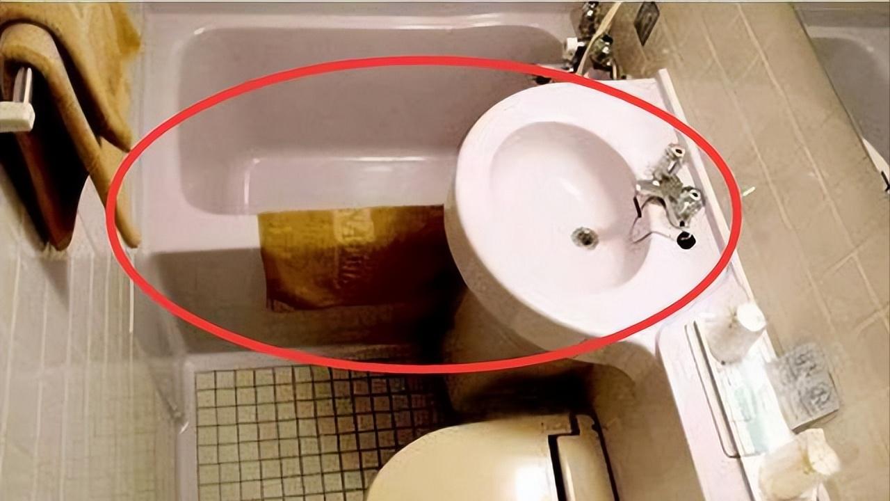 日本2㎡的迷你卫生间，居然浴缸马桶全都有，到底是怎么做到的？
