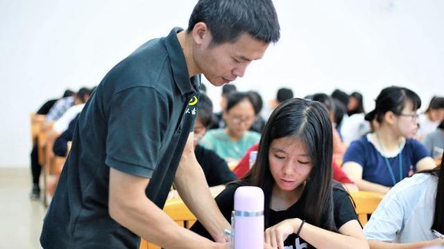 教师|招聘门槛又提升了！中小学教师迎来改革，师范生表示有苦难言！