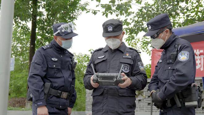 万州|万州街头、江面警用无人机出动，听听它在“说”什么……