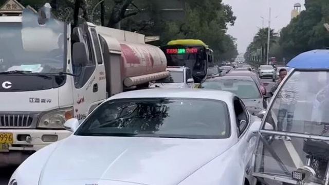 江西：三轮车撞宾利被判全责，车主要求赔100元，让他们买个教训