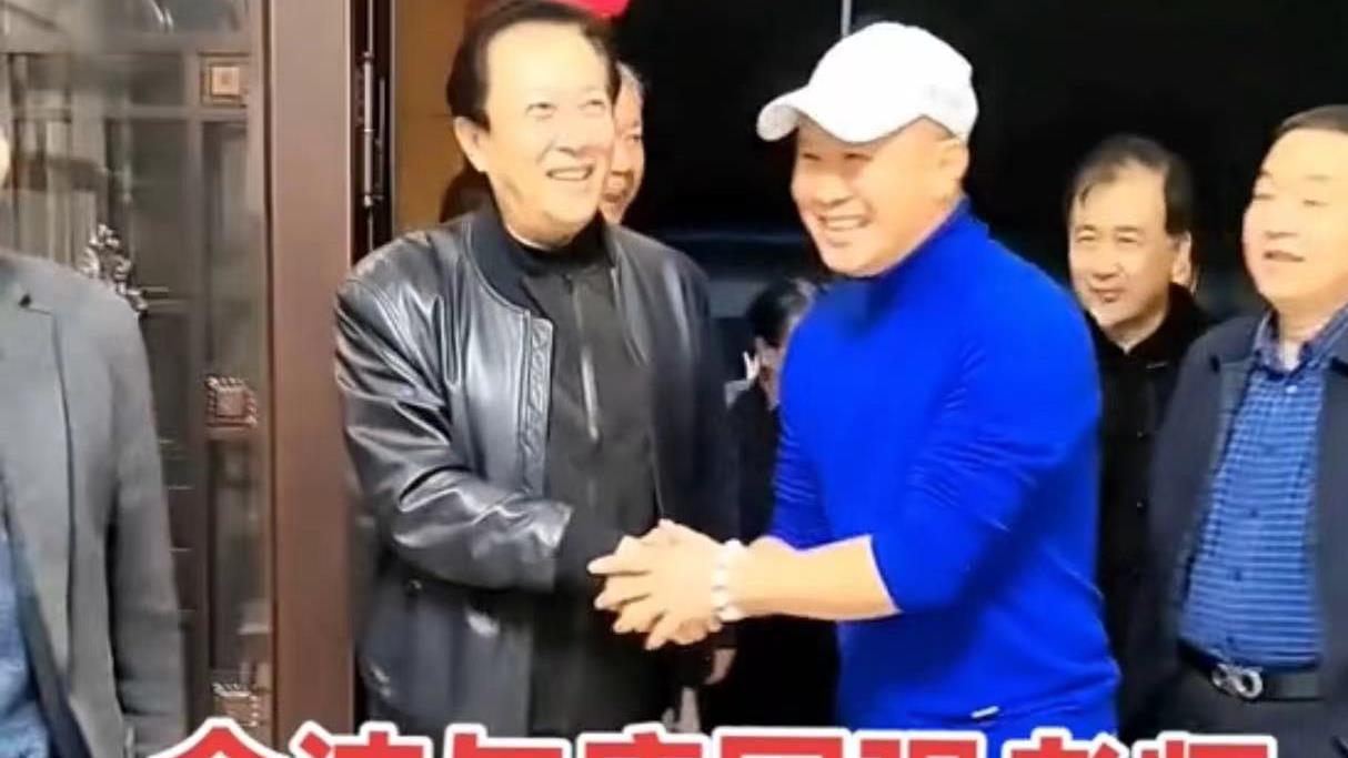 唐国强|唐国强与知名歌手握手后擦手，被指责嫌弃对方，网友：擦手正常