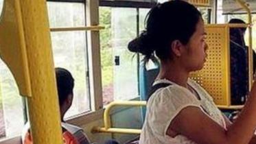 “现在年轻人，真没素质”，孕妇没让座被大妈斥骂，小孩霸气回怼