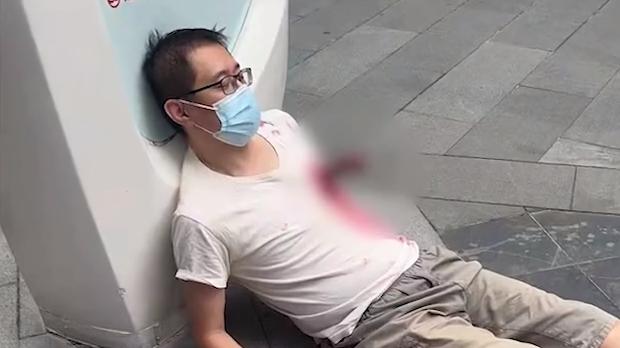 上海一男子“被捅”？胸口插刀群众吓到报警，结果让人非常无语！